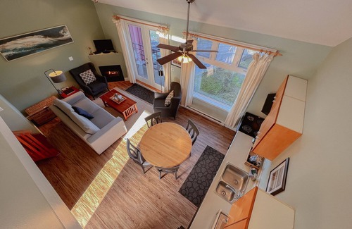 Tofino Condo | Fred Tibbs #20 I Ocean View I Downtown I Fireplace