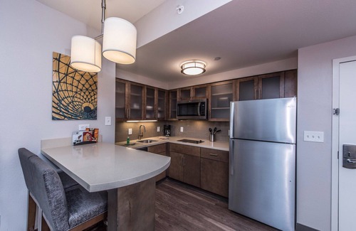 Charleston Condo | Free Breakfast Buffet. Outdoor Pool. Great Location!