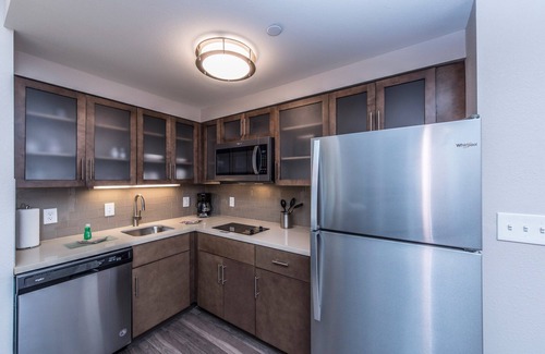 Charleston Condo | Free Breakfast Buffet. Outdoor Pool. Great Location!