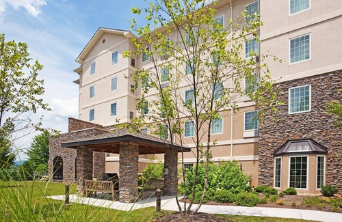 Oak Ridge Apartment | Free Breakfast. Pool & Gym. Near the University of Tennessee Arboretum!