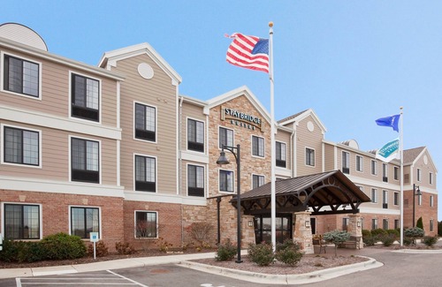 Oconomowoc Apartment | Free Breakfast. Pool. Gym. Near Aurora Medical Center!