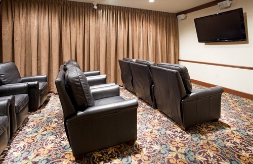 Oconomowoc Apartment | Free Breakfast. Pool. Gym. Near Aurora Medical Center!