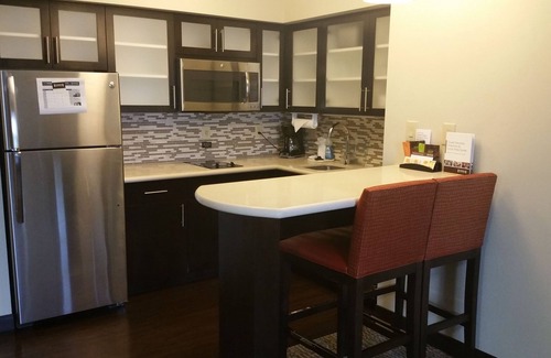 College Station Condo | Free Breakfast, Outdoor Pool | Suite Near Texas A&M