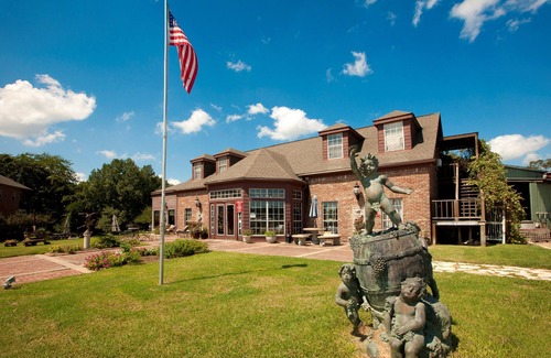 College Station Condo | Free Breakfast, Outdoor Pool | Suite Near Texas A&M