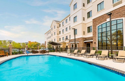 College Station Condo | Free Breakfast, Outdoor Pool | Suite Near Texas A&M