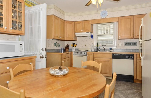 Bethany Beach Cottage | FREE DAILY ACTIVITIES! PET FRIENDLY! Charming 3 bedroom, 2 bath beach cottage offers one level living with convenient location only a short walk or bike ride from down town Bethany,