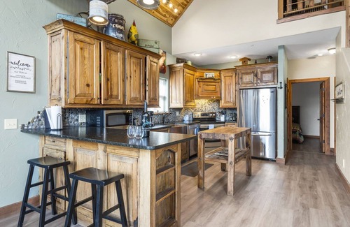 Branson House | Free Daily Tickets, Near Sdc, Billiards, Table Rock Lake Access and Views!