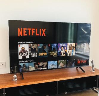 Slough Apartment | FREE fast Wi-Fi, Netflix & Large Lounge & Balcony!