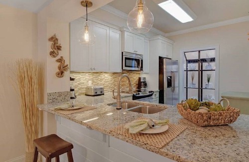 Sandestin Villa | FREE golf cart! Beautiful lake view! 3 MINS. TO BEACH, dining, shopping.