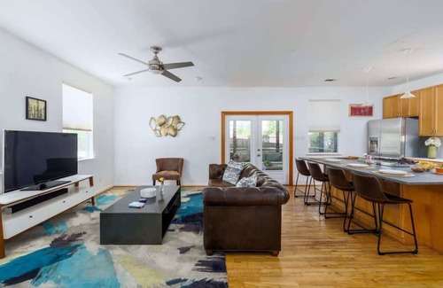 Central East Austin House | Free Parking, East Austin - Corner Cabin - Portoro
