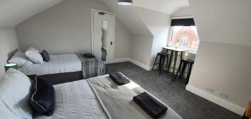 Westoe Apartment | Free Parking, Fast WIFI, Fully Equipped Kitchen, 15 min drive to Nissan, 20 min to Newcastle Sunderland, Ideal for Long Term Contractor etc Stays, Regular Housekeeping Option - Dwellcome Home Ltd 4 King Bedroom Townhouse - See Our Site for Assurance