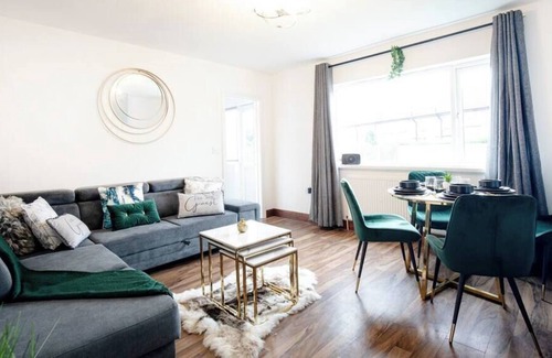 Middleton House | Free Parking: Home in Middleton, Leeds