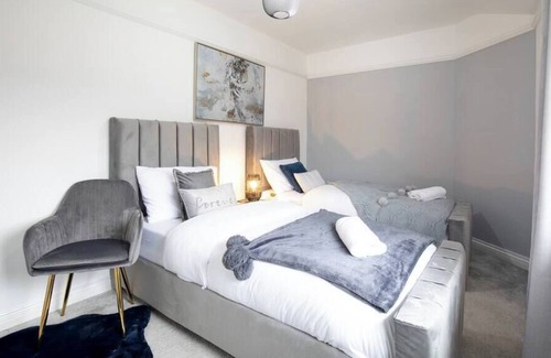 Middleton House | Free Parking: Home in Middleton, Leeds