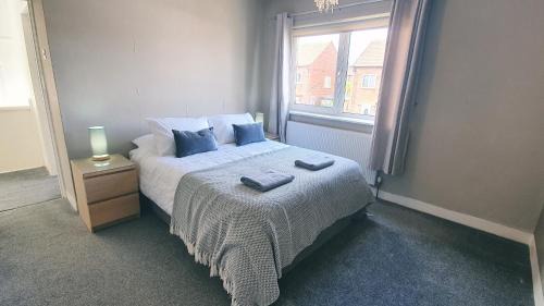 West Boldon House | Free Parking, Ideal for long term contractor, etc stays, Fast WIFI, 3 miles 7 mins drive to Nissan, 15 mins to Sunderland Newcastle, Regular Housekeeping Options - Dwellcome Home Ltd 3 DOUBLE Bedroom House Boldon - see our site for assurance