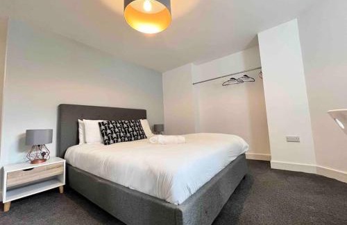 Salford Apartment | FREE PARKING - Lovely 2-BR Flat near Salford Royal