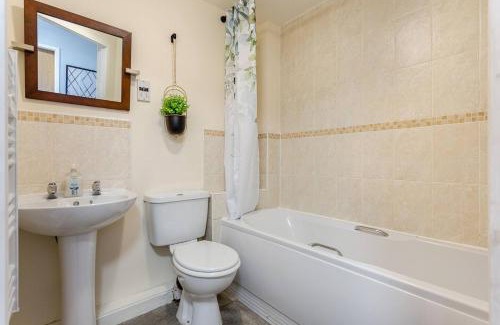 Irlam Apartment | FREE Parking Spacious 2BR Flat in Irlam