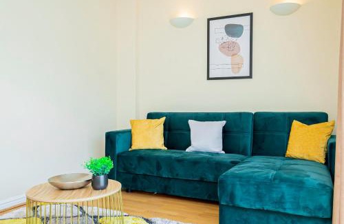 West Bromwich Apartment | Free Parking Spacious House Near Birmingham
