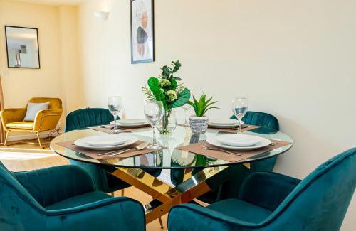 West Bromwich Apartment | Free Parking Spacious House Near Birmingham