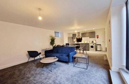 Salford Apartment | FREE PARKING - Stunning 2-BR near Salford Royal