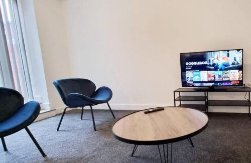Salford Apartment | FREE PARKING - Stunning 2-BR near Salford Royal