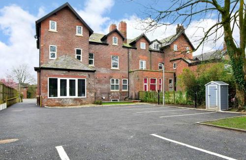 Salford Apartment | FREE PARKING - Stunning 2-BR near Salford Royal