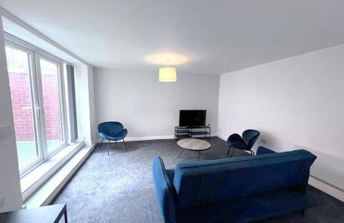 Salford Apartment | FREE PARKING - Stunning 2-BR near Salford Royal