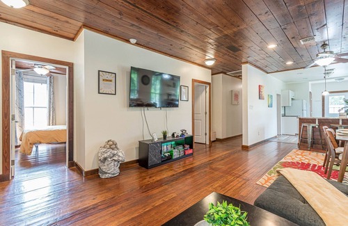 Mahncke Park House | Free parking, Walk to Botanical, PS4, Grill, Pet-friendly, fenced backyard