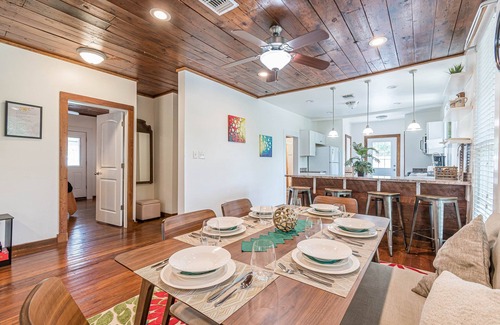 Mahncke Park House | Free parking, Walk to Botanical, PS4, Grill, Pet-friendly, fenced backyard