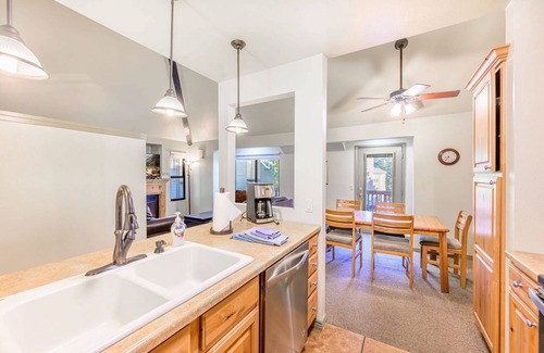 Gorgosa Condo | *Free Ski Rental* NEW to Market Canyons Condo | Walk to Skiing | Hot Tub | On Free Shuttle Route