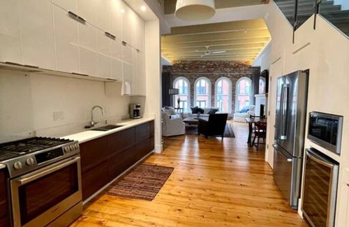 Downtown Portland Apartment | Free St Apt D · New Luxury Apt/Arts Dist/Sleeps8