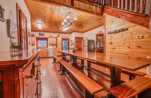 Cosby Cabin | Free Tickets! Indoor Heated Pool & Pet Friendly