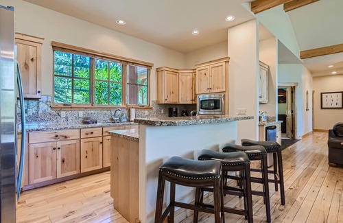 The Highlands House | FREE VIP Shuttle Service! Desirable Neighborhood!