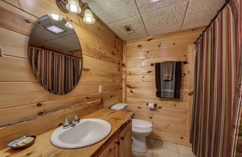Copperhill Cabin | *Free Whitewater Rafting & Ziplining* Spacious flat rate cabin rental with wrap-around deck & mountain views