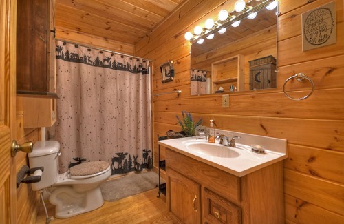 Epworth Cabin | *Free Whitewater Rafting & Ziplining* Enjoy Fightingtown Creek access in this spectacular cabin