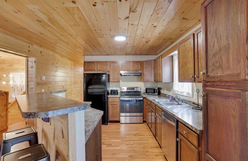 Hickory Hills House | Freeland 6BR Escape: Hot Tub, Basketball & Theater