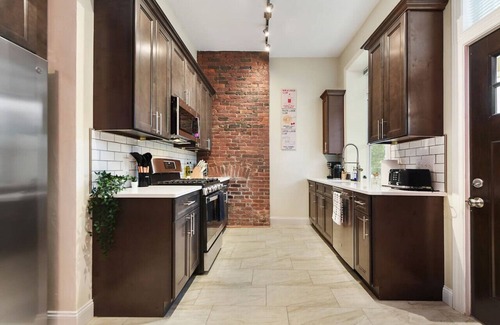Point Breeze North Apartment | FreeParking+Netflix+BBQ Near Shops in East Liberty