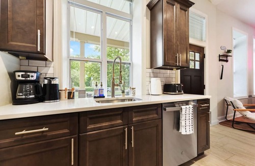 Point Breeze North Apartment | FreeParking+Netflix+BBQ Near Shops in East Liberty