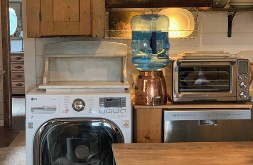 Coxsackie Cottage | French country cottage, fireplace & hottub