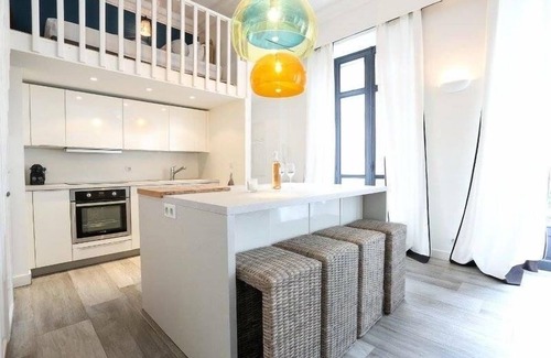 Cannes City Centre Apartment | French Elegance 2 bedroom 3 bath 500 metres to beach