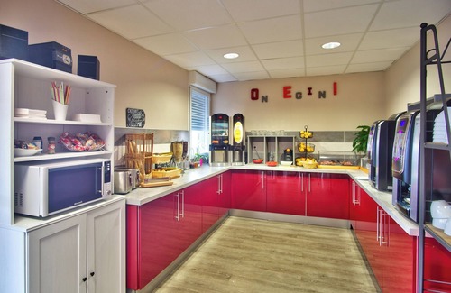 Mouguerre House | French Getaway in Trendy Town! 3 Convenient Units, FREE Parking