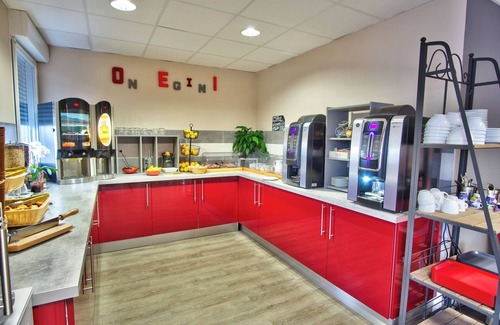 Mouguerre House | French Getaway in Trendy Town! 3 Convenient Units, FREE Parking