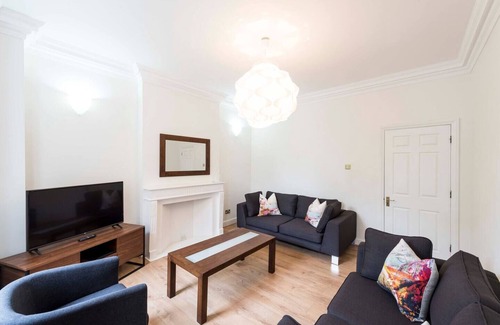 Abingdon Apartment | Fresh and smart two-bedroom apartment in Kensington, London