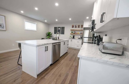 Grande Prairie House | Fresh & Modern | 3BR 1.5 Bath | Smart TV | WIFI
