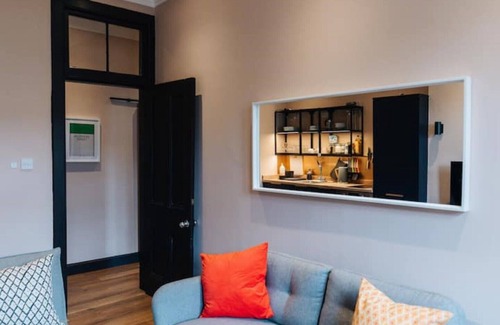 Glasgow Westend Apartment | Fresh Stylish West End Flat