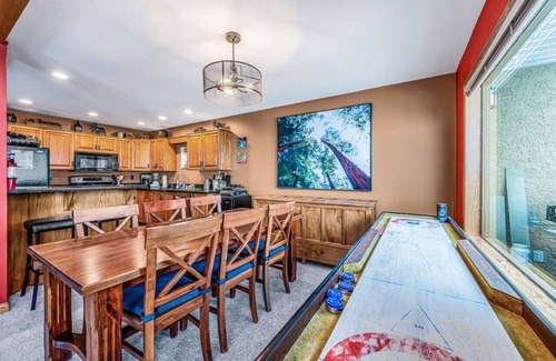 Big White Ski Resort Apartment | Fresh Tracks Retreat Ski In Out Mtn View Hot Tub