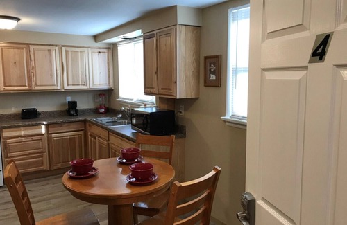 Cascade Apartment | Freshly Remodeled 2 Bedroom, Full Kitchen, living Room Suite, in Cascade unit #4