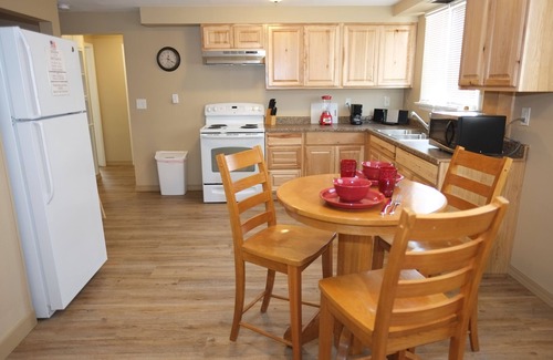 Cascade Apartment | Freshly Remodeled 2 Bedroom, Full Kitchen, living Room Suite, in Cascade unit #4