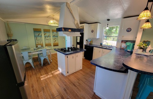 Carrabelle House | Freshly renovated mobile home in mermaid style, 5 minutes to the beach.
