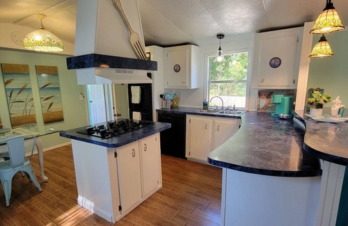 Carrabelle House | Freshly renovated mobile home in mermaid style, 5 minutes to the beach.