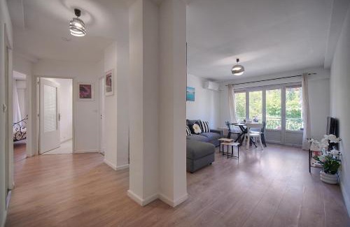 Riou - Petit Juas - Av de Grasse Apartment | FRGK Stanislas 2BR AC